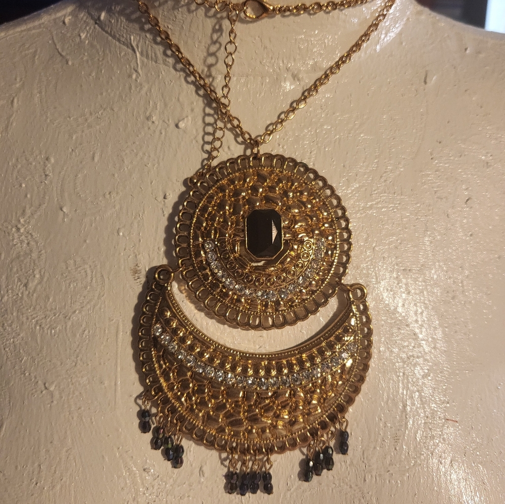 NWOT Elegant Gold and Black Pendant Necklace Macys